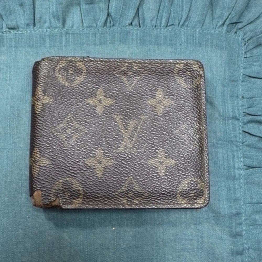 AUTHENTIC Louis Vuitton wallet. Monogram canvas.